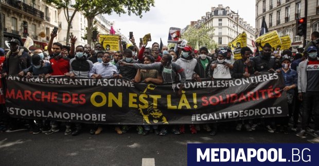 Хиляди протестираха Париж и няколко други френски градове за узаконяване