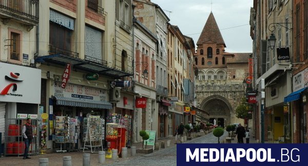 В Моасак е време за бране на първите летни плодове