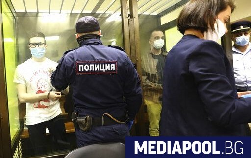 Руски съд осъди днес двама членове на лява младежка организация