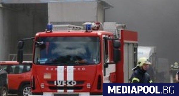 Двама работници са с опасност за живота след пожар в