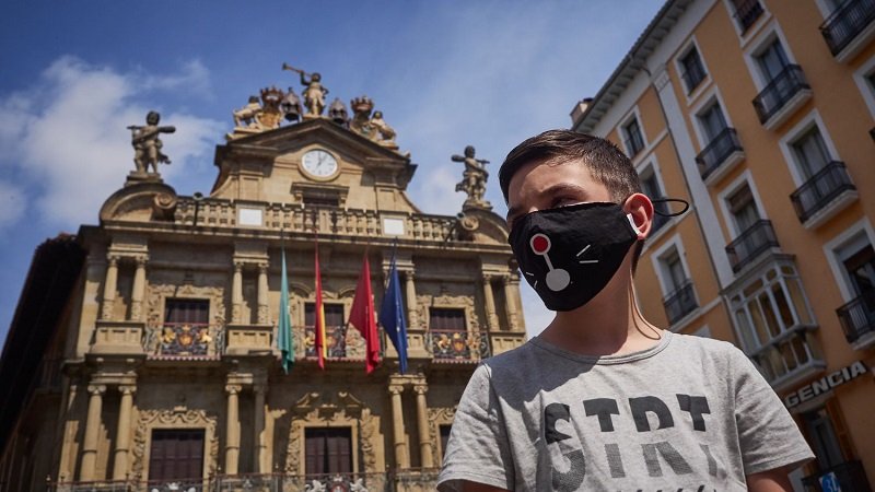 Момче с маска в испанския град Памплона