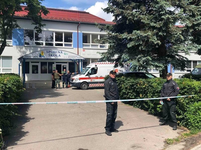 Нападател с нож уби човек в училище в Словакия и беше застрелян от полицията