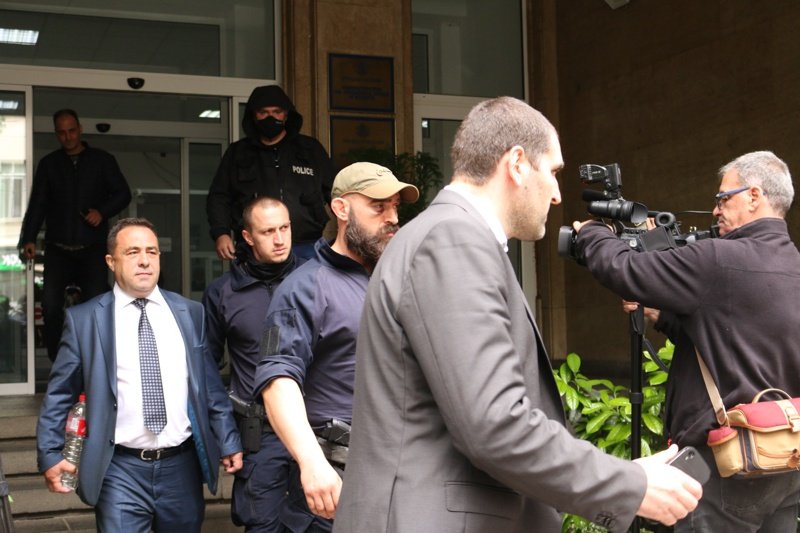Красимир Живков (вляво) бе изведен от министерството от прокурора Ангел Кънев (на преден план), Снимка: БГНЕС