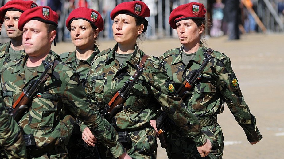 Депутат от БСП скандализира жените в армията