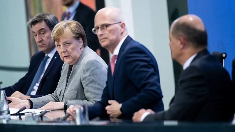 Концлерът Меркел заедно с водещи представители на двете управляващи партии