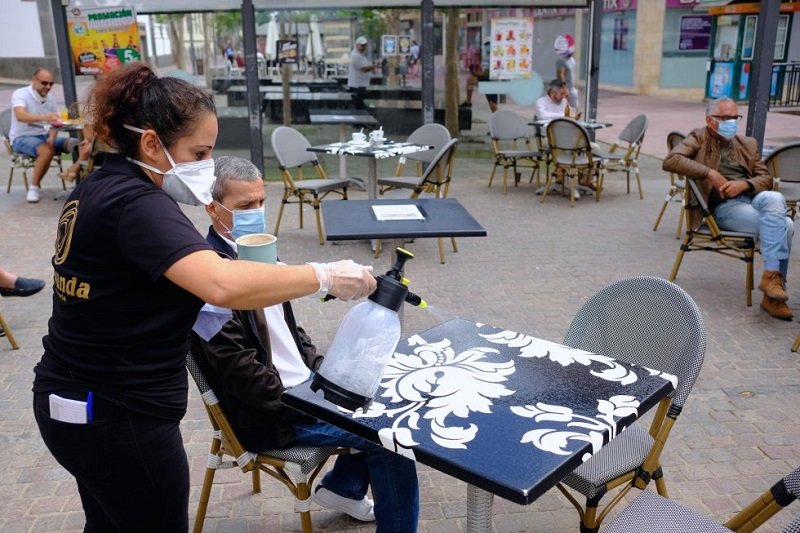В Испания носенето на маска остава задължително, 100 евро глоба за нарушителите