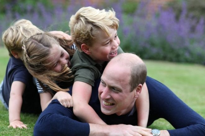Снимки на принц Уилям как играе с децата си за рождения му ден и Деня на бащата