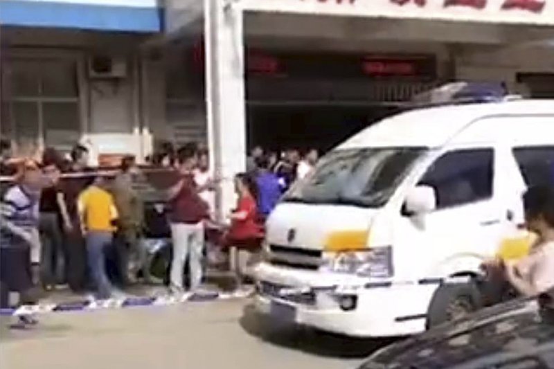 Над 40 ранени при нападение с нож близо до начално училище в Китай