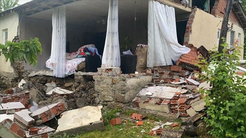 Един човек загина, а 18 бяха ранени при земетресение в Турция