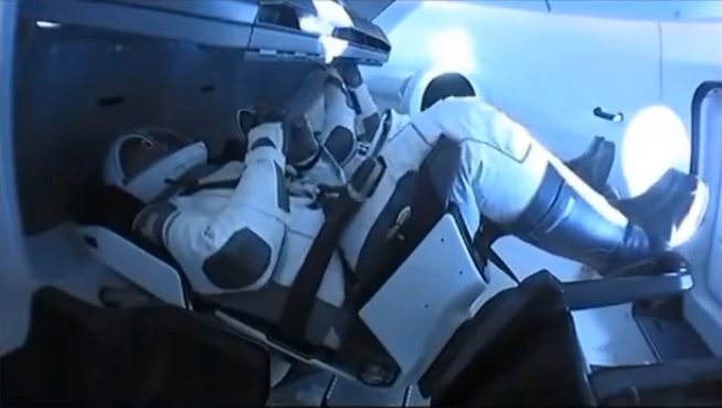 Капсулата на SpaceX се скачи с Международната космическа станция