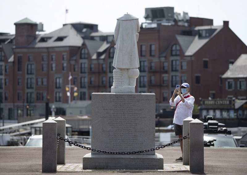 Обезглавеният паметник на Христофор Колумб в Бостън, сн. ЕПА/БГНЕС