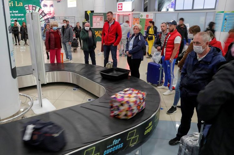 Пътници, пристигащи от Египет, чакат багажа си на летището в Минск