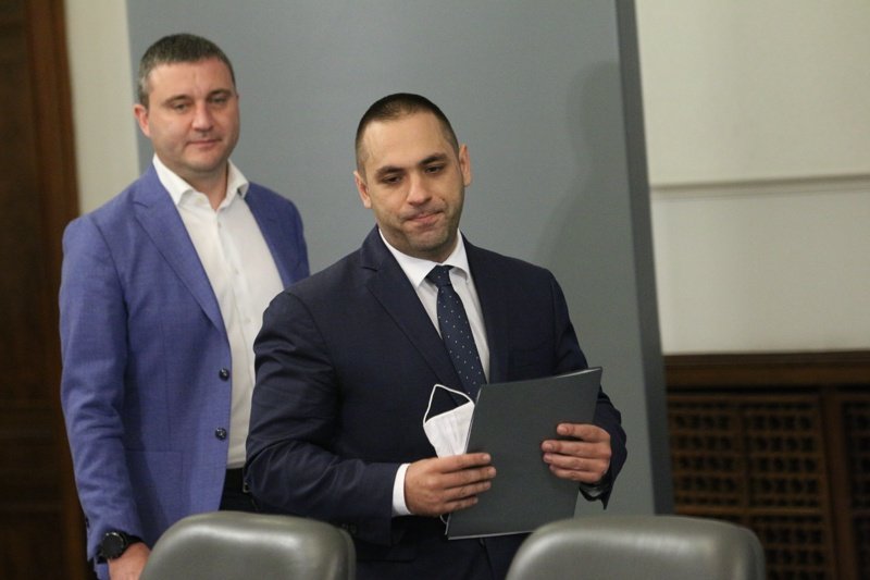 Finance Minister Vladislav Gouranov (left) and Minister of Economy Emil Karanikolov held a briefing to announce the move