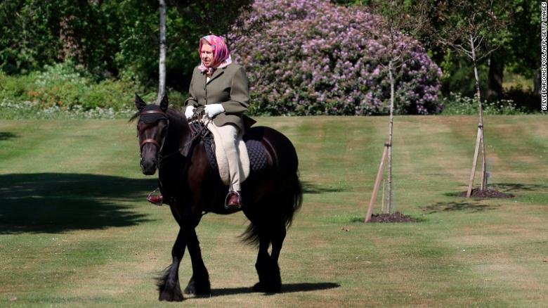 Снимка на деня: Кралица Елизабет Втора на кон