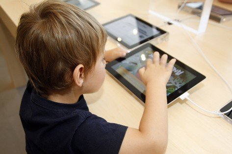 Социалното министерство отпуска пари за компютри на деца от институции