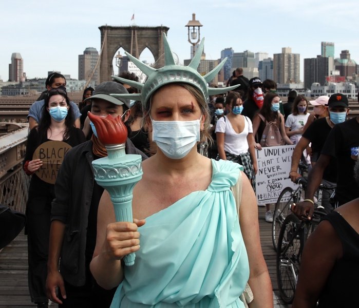 Кадър от протестите в Ню Йорк, сн. ЕПА/БГНЕС
