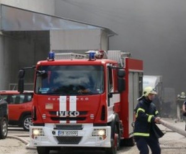 Двама с опасност за живота при пожар в завод край Пазарджик