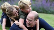 Снимки на принц Уилям как играе с децата си за рождения му ден и Деня на бащата