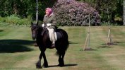 Снимка на деня: Кралица Елизабет Втора на кон