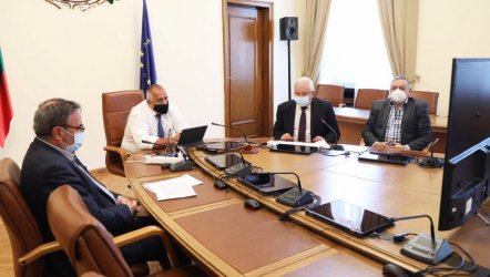 Затварят нощните заведения на закрито, без публика на стадионите