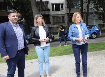 Савина Савова (в средата) придружава кмета Йорданка Фандъкова при посещение в аквапарка във "Възраждане". С тях е и директорът на "Софийски имоти" Димитър Шивачев. Сн. БГНЕС