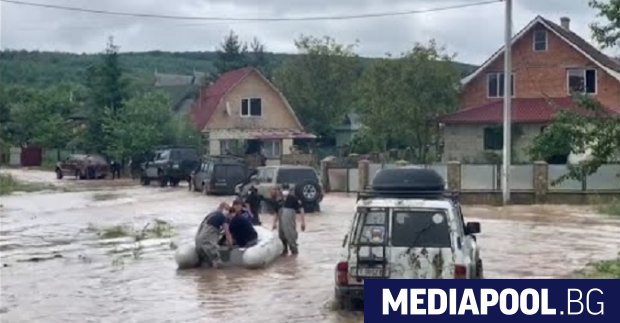 Трима души загинаха и близо 800 други бяха евакуирани от