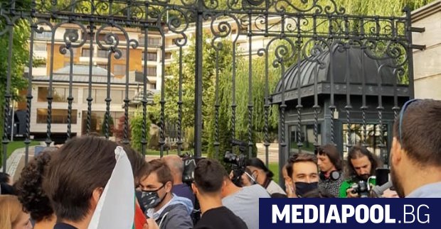 Около сто души се събраха пред затворения портал на хотел