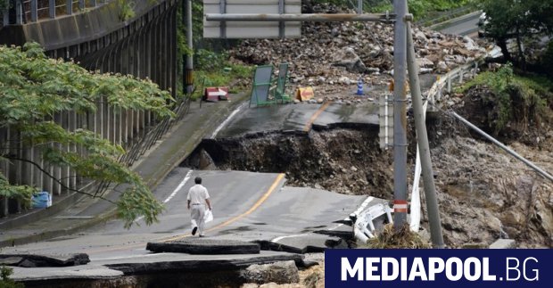 Най малко 55 души са загинали в предизвиканите от проливните дъждове
