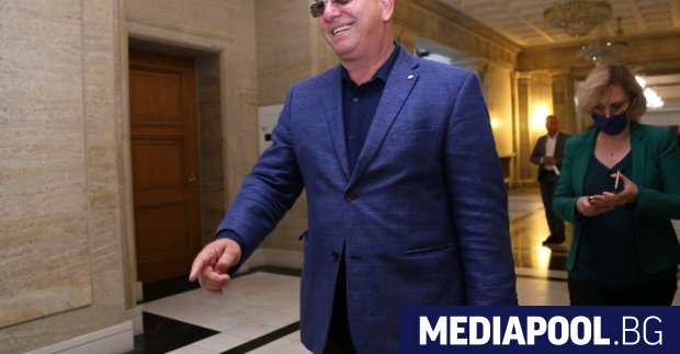 Пълна каша с управлението на отпадъците и водите описа екоминистърът