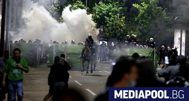 Полицията в Белград използва снощи сълзотворен газ за да разпръсне