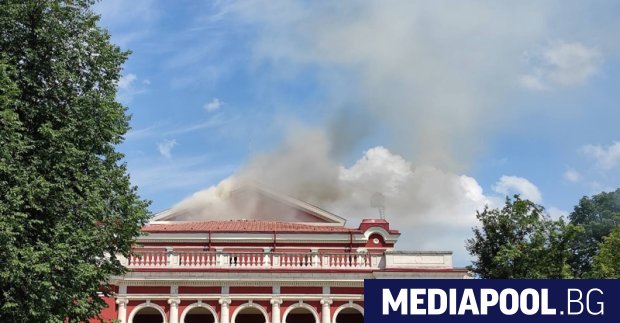 Покривът на операта в Русе изгоря в пожар, избухнал в
