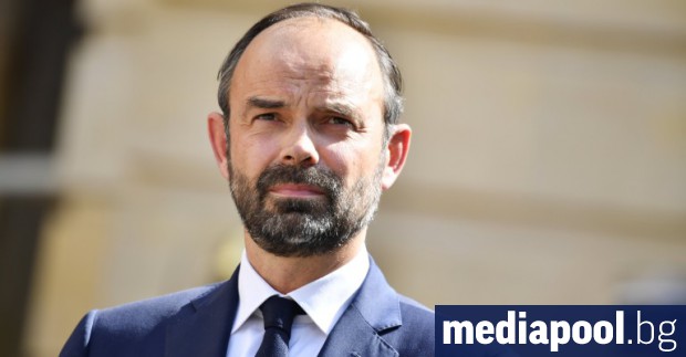 Френският премиер Едуар Филип връчи оставката на правителството си на