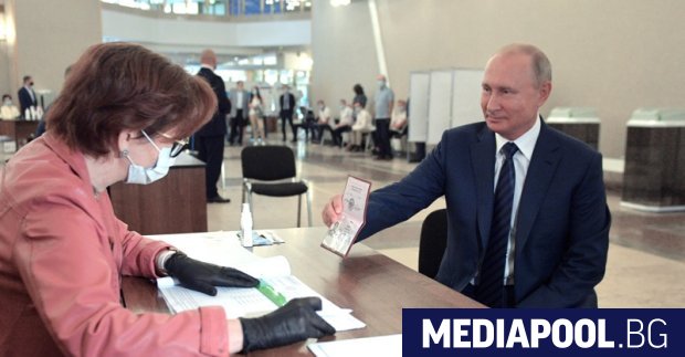 Руският президент Владимир Путин гласува на референдума за предложените от