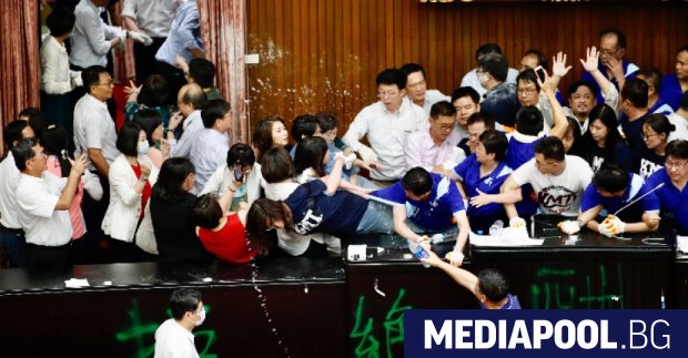 В тайванския парламент се стигна до сбиване след като депутати
