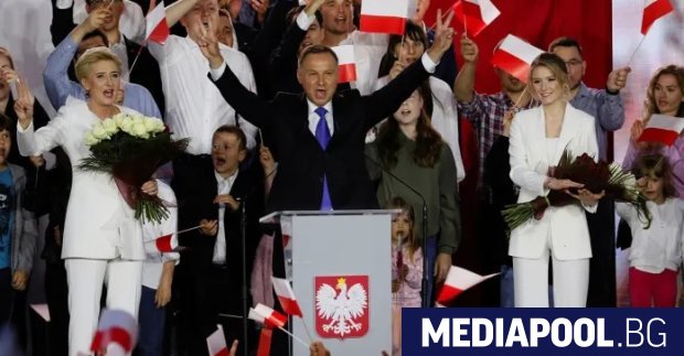 Анджей Дуда досегашният полски президент който бе преизбран вчера на