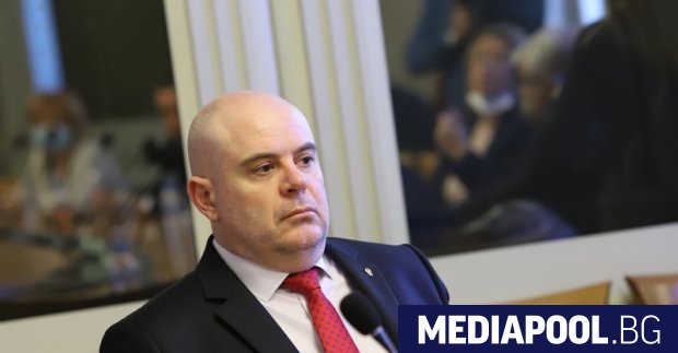 Главният прокурор Иван Гешев заяви че няма да подава оставка