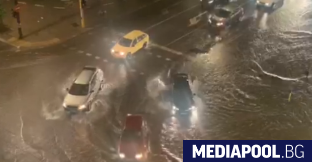 Пороен дъжд с гръмотевици и градушка се изсипаха над София