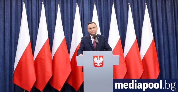 Действащият полски президент Анджей Дуда печели президентските избори с 51