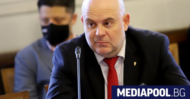 Жената до главния прокурор Иван Гешев е направила впечатляваща кариера