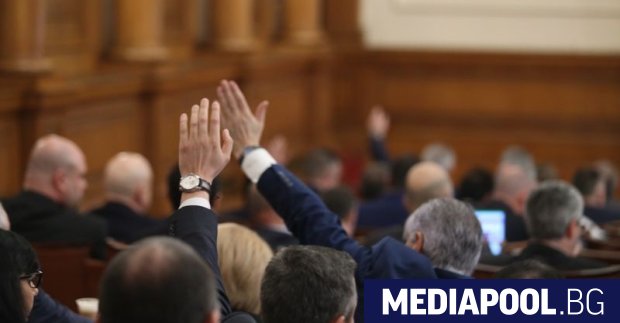 Депутатите от БСП започнаха деня с викове Оставка в пленарната