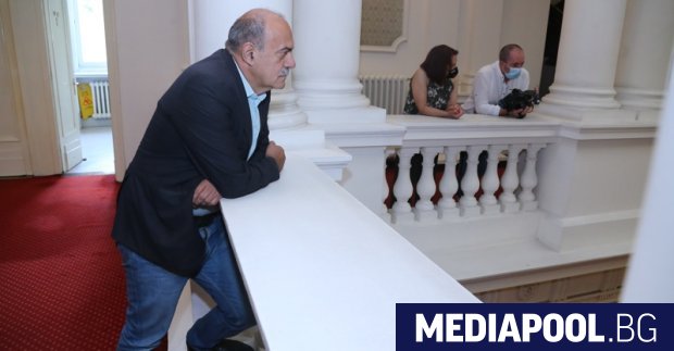 Служители на столичната Регионална здравна инспекция РЗИ влязоха в парламента