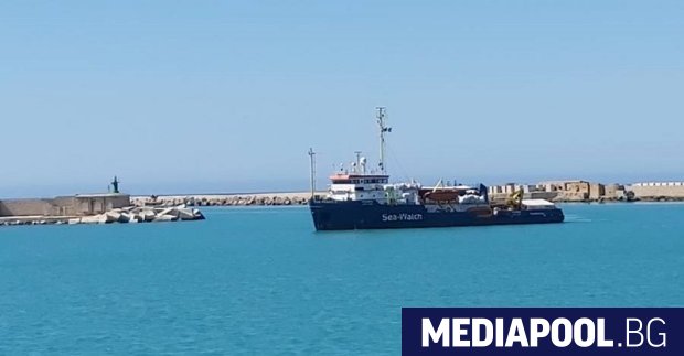 Двайсет и осем от близо 210 мигранти спасени в Средиземно
