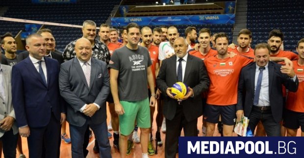 На фона на продължаващите антиправителствени протести започнаха да излизат позиции