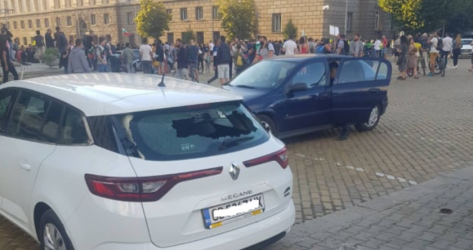 Прокуратурата иска постоянен арест за мъжа счупил стъкло на кола на Нова телевизия