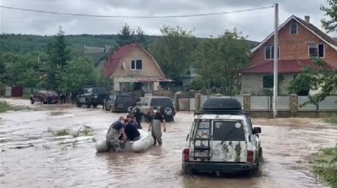 Трима загинаха, а стотици са евакуирани след наводнения в Украйна