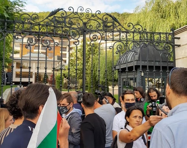 Стотина викаха "Пеевски, излез" пред затворената порта на хотел "Берлин"