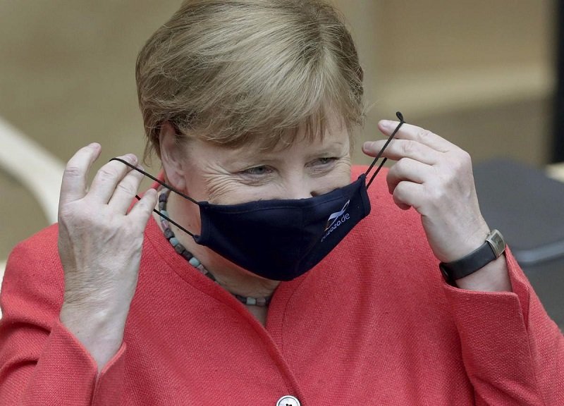 Меркел си сложи публично предпазна маска за пръв път от началото на пандемията