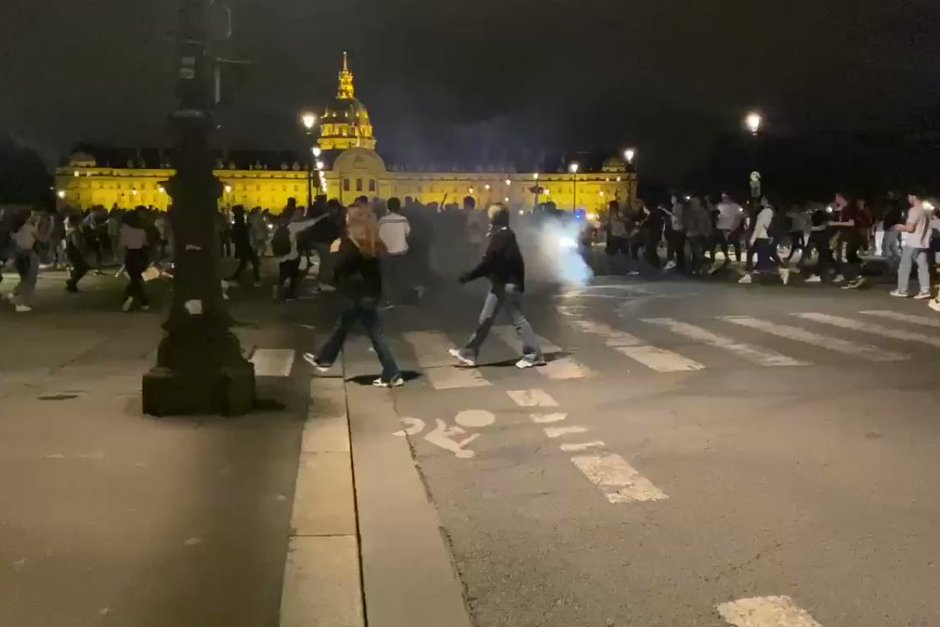 Парти на открито в Париж завърши със сблъсъци с полицията