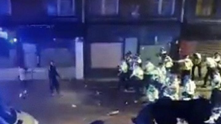 Полицаи бяха нападнати докато разпръсваха незаконно парти в Лондон