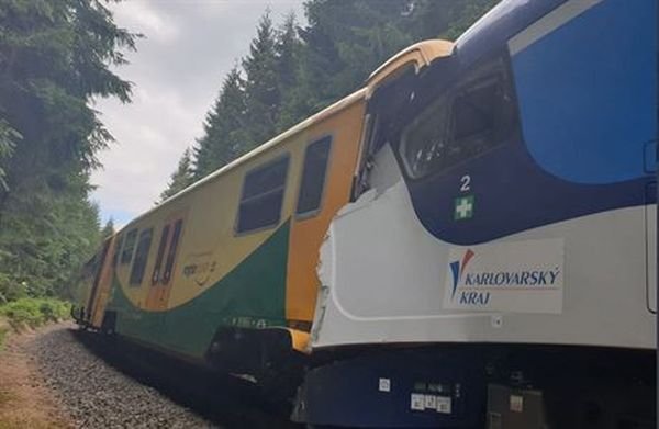 Трима загинали и десетки ранени при сблъсък на два влака в Чехия